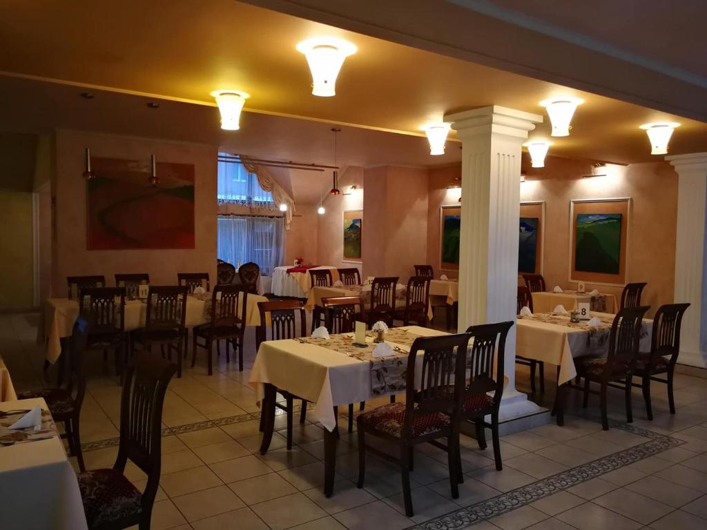 Reštaurácia alebo iné gastronomické zariadenie v ubytovaní Hotel Mladosť