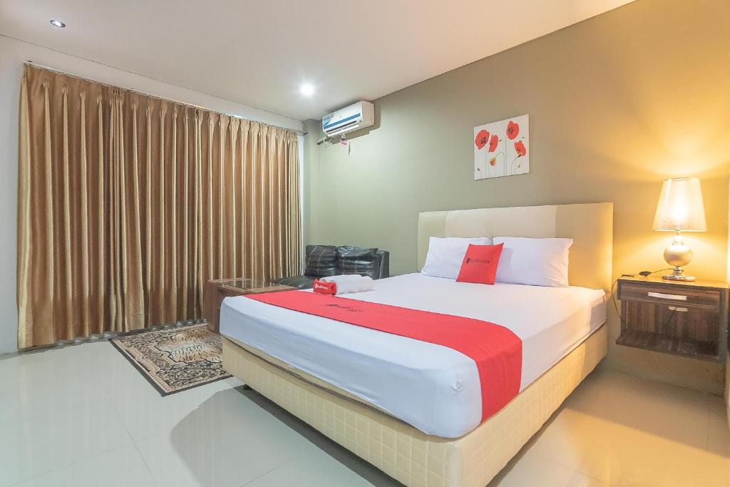 A bed or beds in a room at RedDoorz Plus near Sepinggan Airport 3 Balikpapan