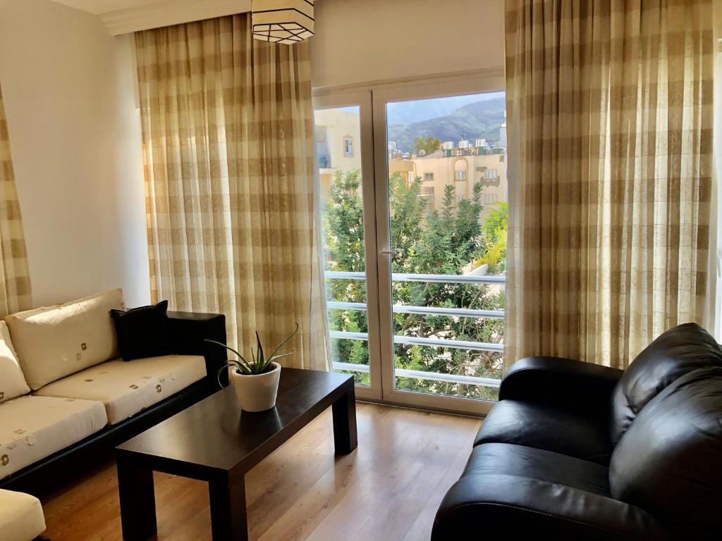 Uma área de estar em Spacious and Comfortable Central Kyrenia Flat