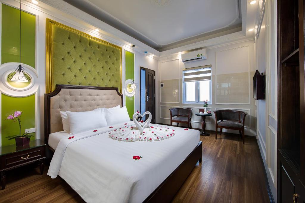 Postel nebo postele na pokoji v ubytování Hanoi Royal Palace Hotel 2