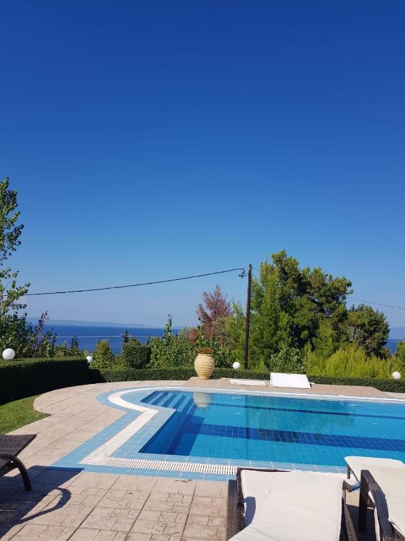Bazén v ubytovaní Kriopigi Paradise alebo v jeho blízkosti