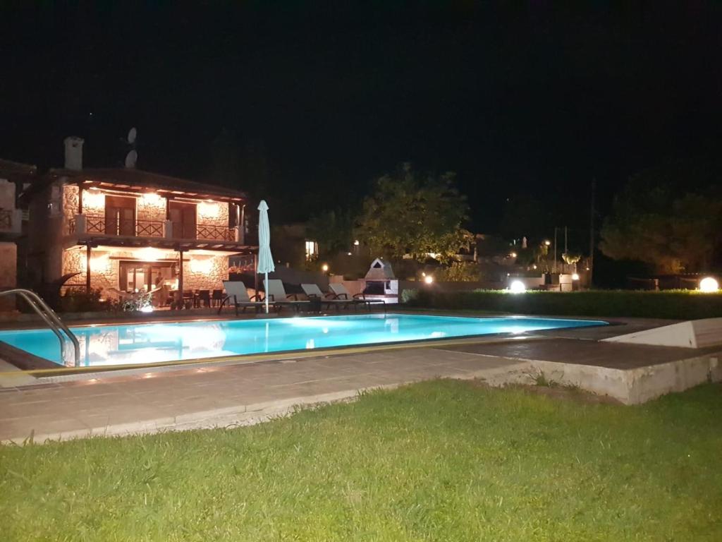 Bazén v ubytovaní Kriopigi Paradise alebo v jeho blízkosti