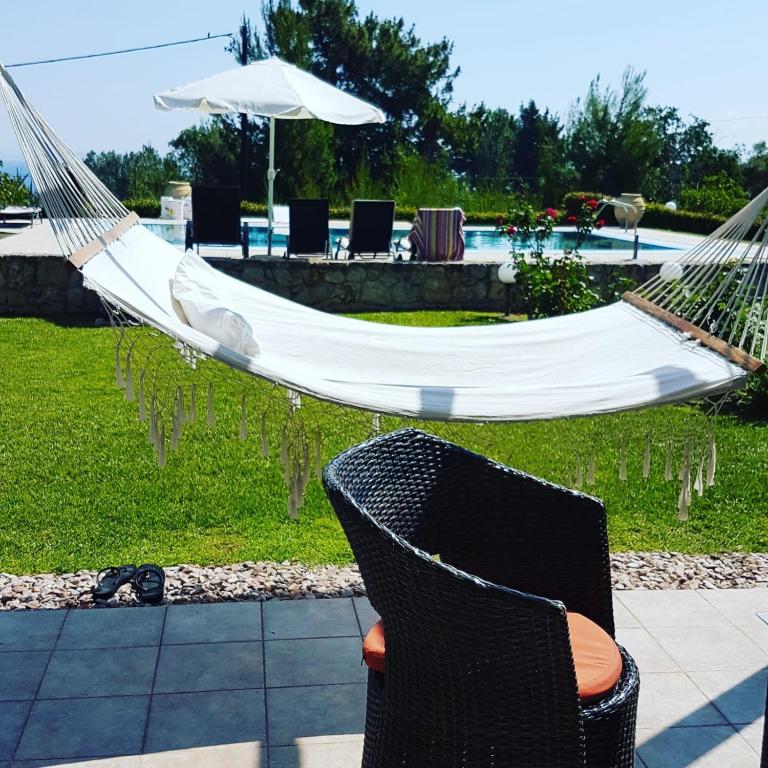 Bazén v ubytovaní Kriopigi Paradise alebo v jeho blízkosti