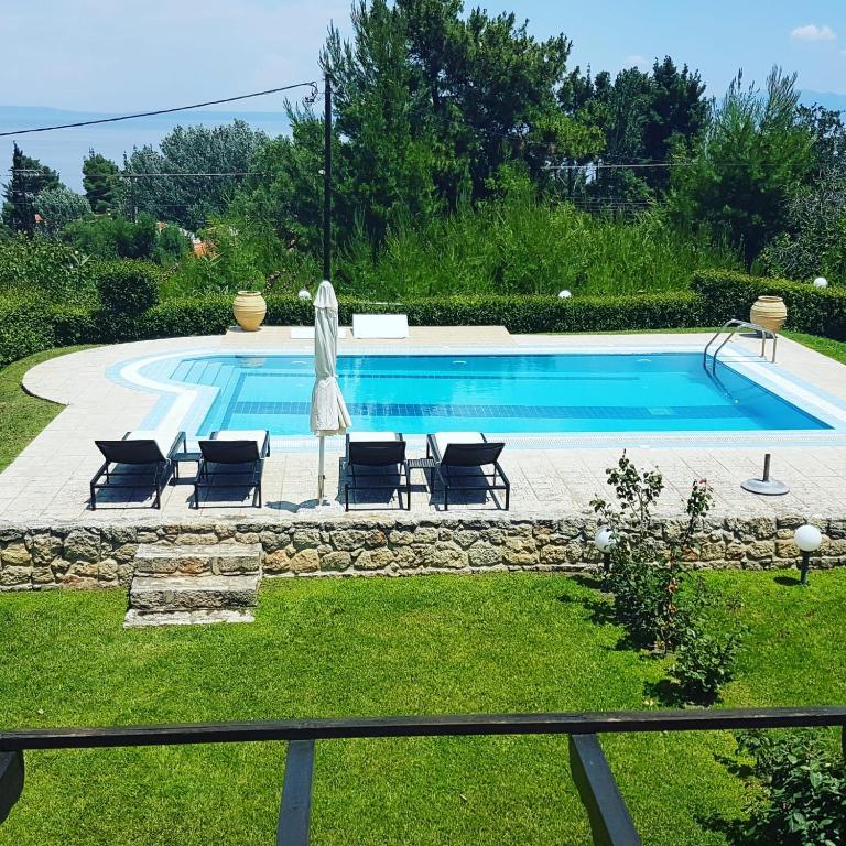 Bazén v ubytovaní Kriopigi Paradise alebo v jeho blízkosti