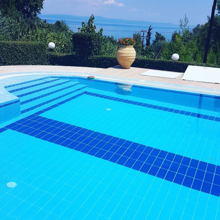 Bazén v ubytovaní Kriopigi Paradise alebo v jeho blízkosti