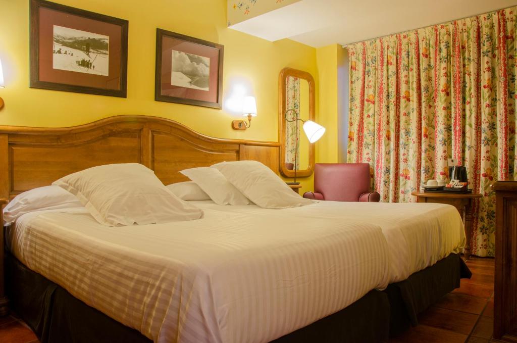 Postel nebo postele na pokoji v ubytování Ski Plaza Hotel & Wellness