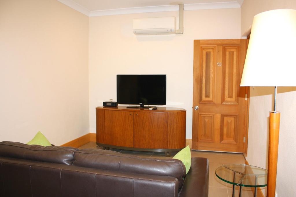 TV a/nebo společenská místnost v ubytování BIG4 Stuart Range Outback Resort