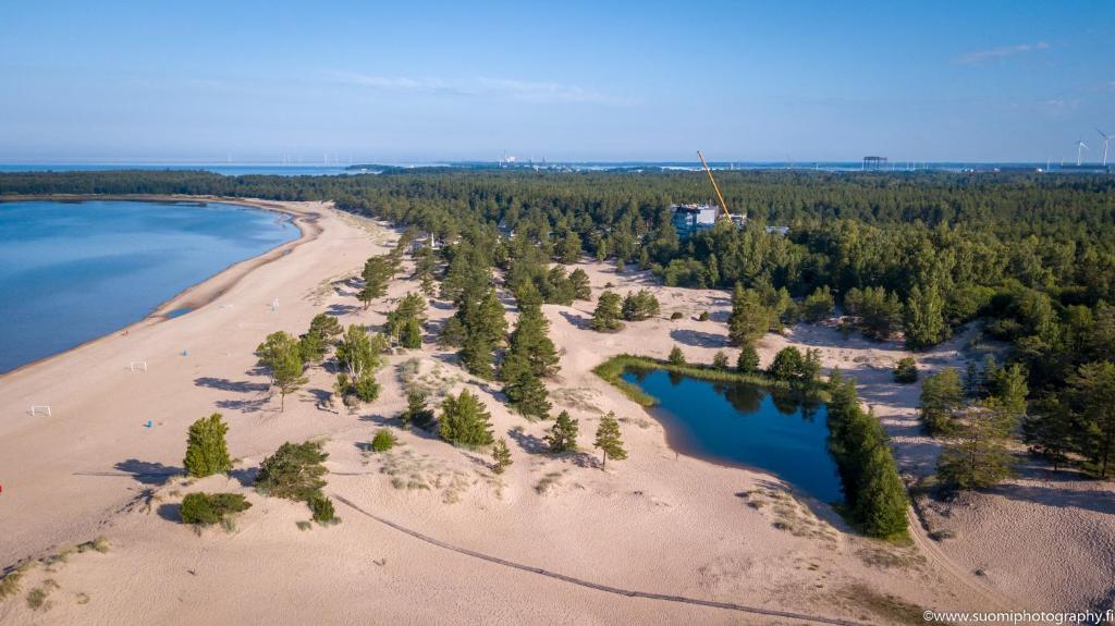 una vista aérea de una playa con árboles y agua en Yyteri Holiday Cottages en Pori