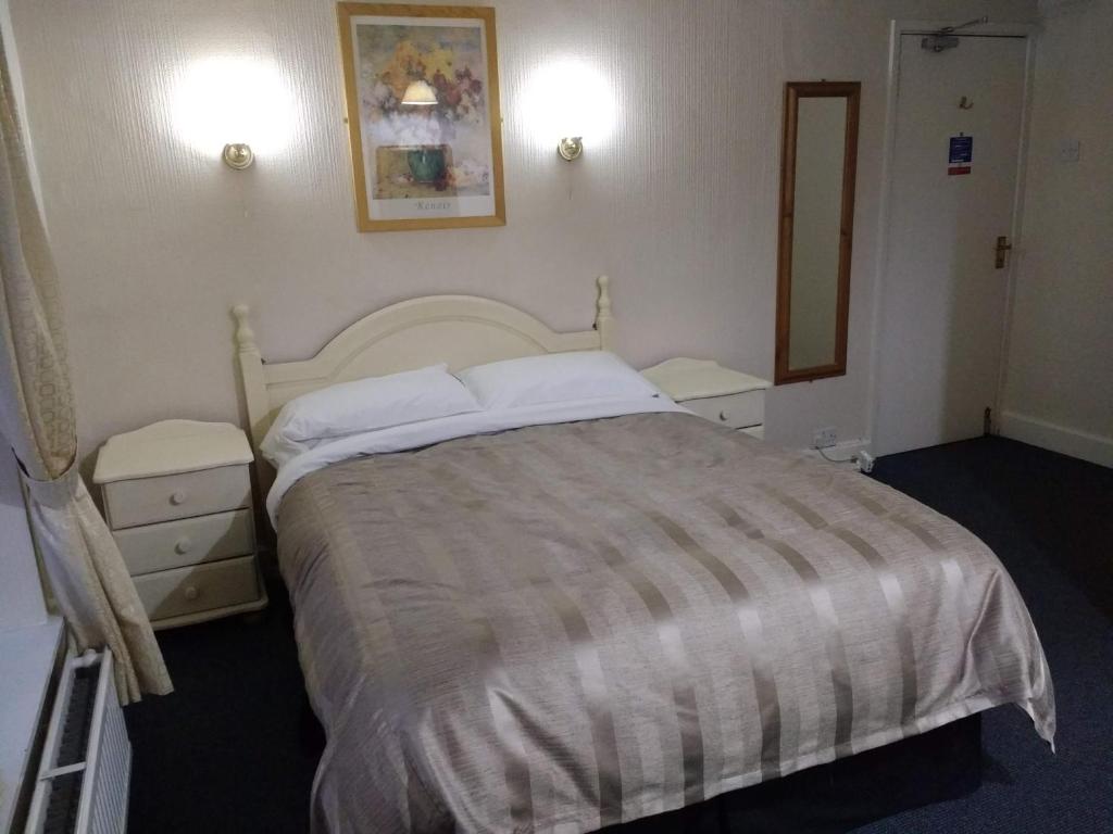 Un pat sau paturi într-o cameră la Chadwick House Hotel