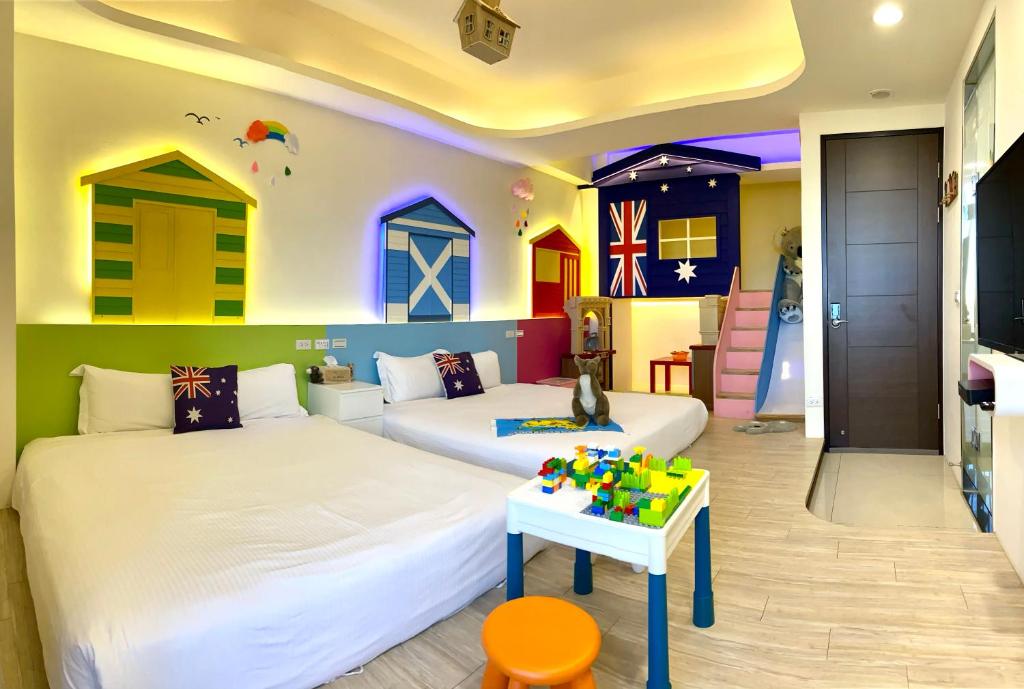 A bed or beds in a room at 澳玩客電梯民宿