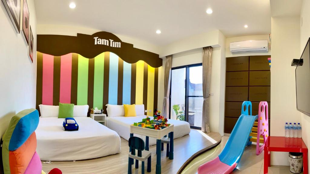 A bed or beds in a room at 澳玩客電梯民宿