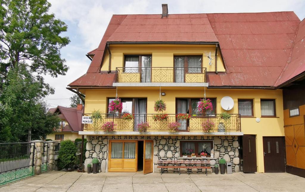 ビャウィ・ドゥナイェツにあるKwatera prywatna u Janinyの赤屋根の黄色い家