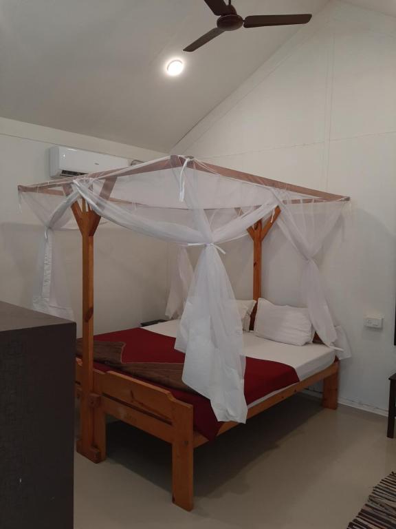 Postel nebo postele na pokoji v ubytování Om Shanti Beach Stay Patnem