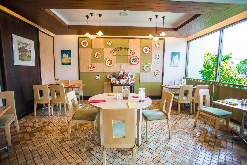 Uma área de estar em Phuket Merlin Hotel