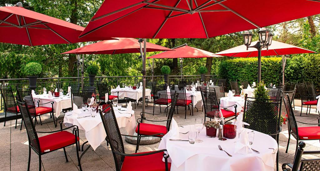 Ein Restaurant oder anderes Speiselokal in der Unterkunft Victor's Residenz-Hotel Saarbrücken 