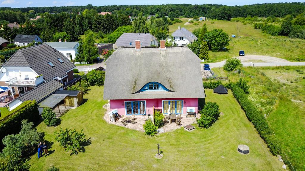 eine Aussicht auf ein Haus auf einem grünen Rasen in der Unterkunft Ferienhaus Iris in Zempin