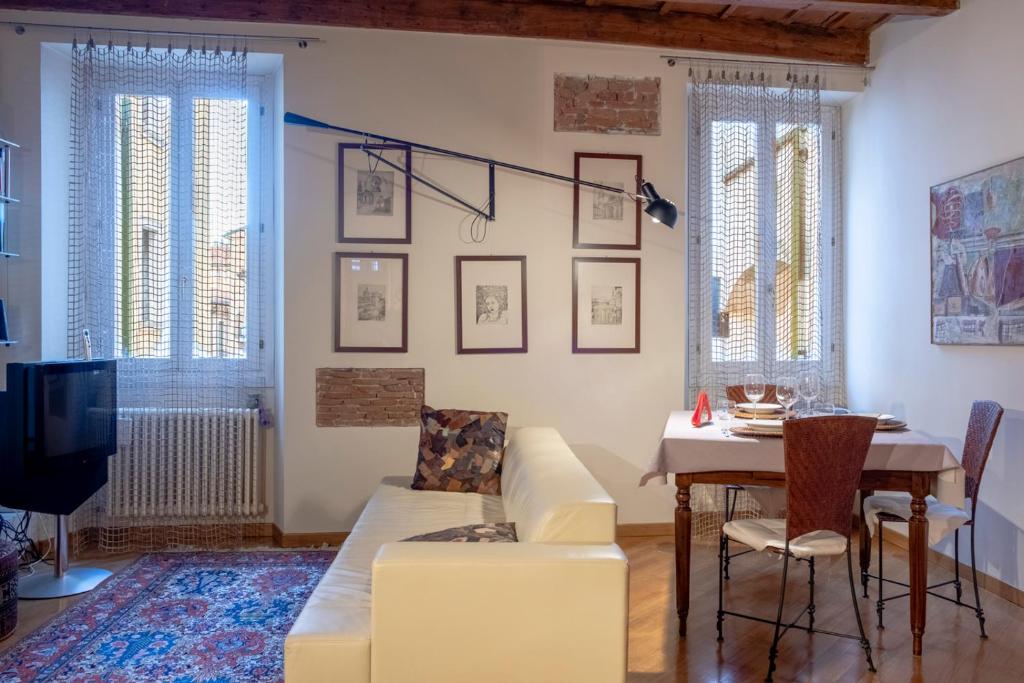 ヴェローナにあるAi Cinque Archiのリビングルーム(白いソファ、テーブル付)