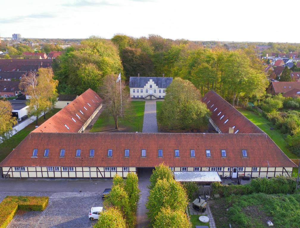 una vista aérea de un edificio escolar con techo en Kragsbjerggaard Vandrerhjem en Odense