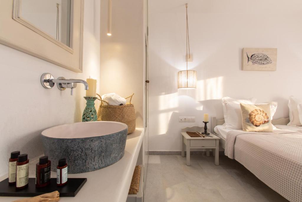 Postel nebo postele na pokoji v ubytování Athina Studios and Suites Plaka