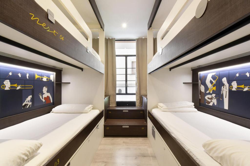 2 posti letto in dormitorio in ostello di Free Hostels Barcelona a Barcellona