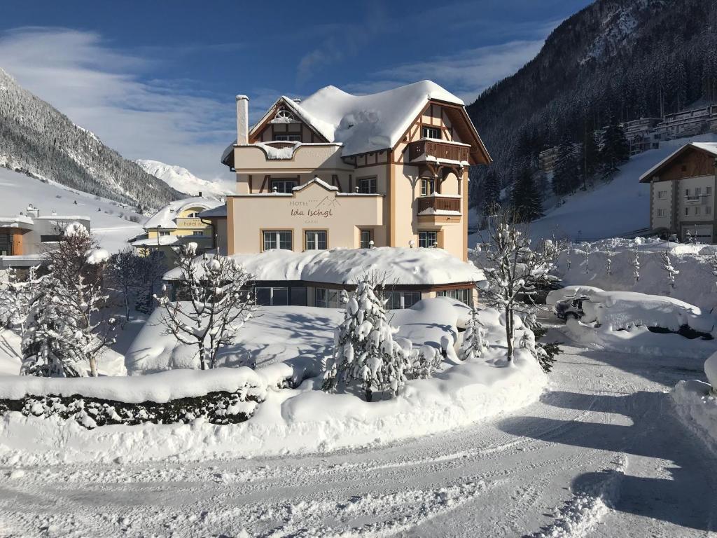 um grande edifício coberto de neve na frente em Hotel Garni Ida em Ischgl