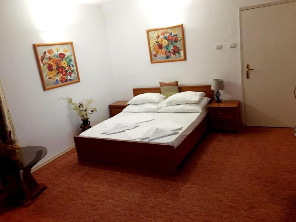 Ein Bett oder Betten in einem Zimmer der Unterkunft Peter Hotel