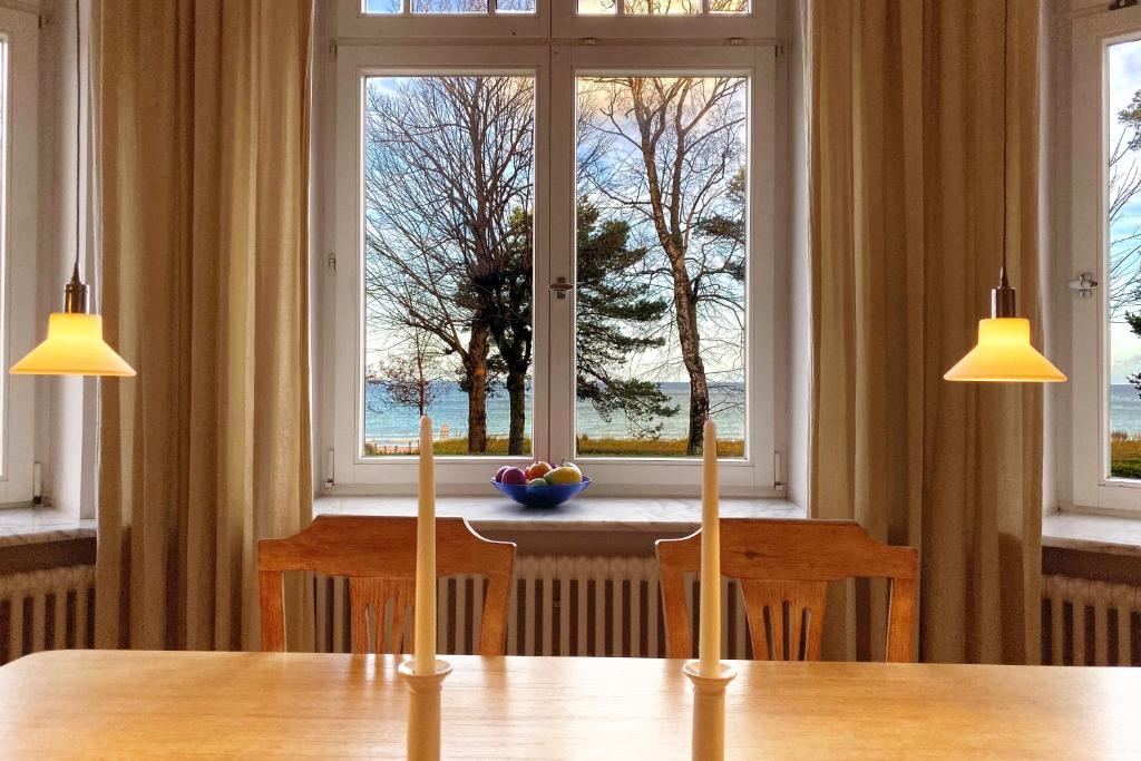 un tavolo con due candele davanti a una finestra di Ferienwohnung Rossini in der Villa Sirene Binz a Binz