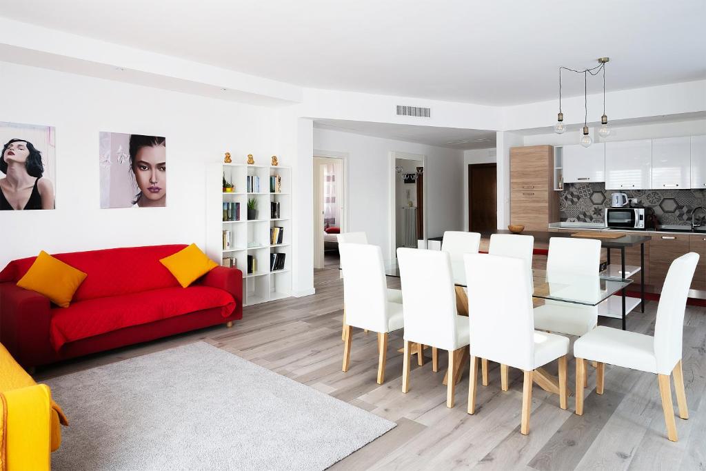- un salon avec un canapé rouge et des fauteuils blancs dans l'établissement Residenza Conte Manetti, à Mira