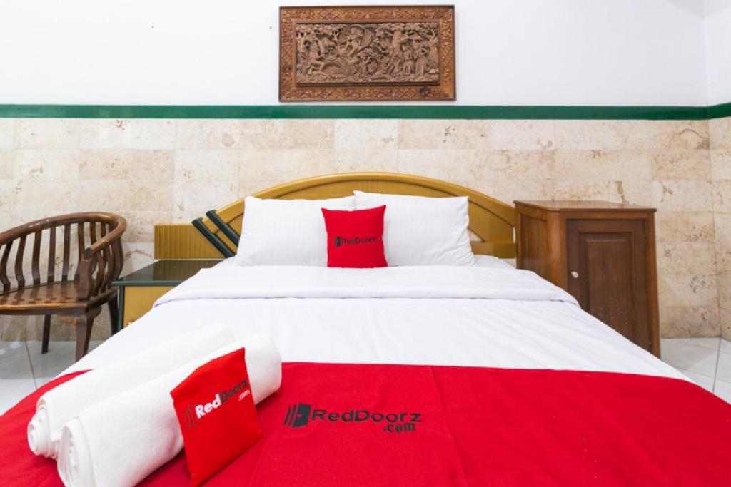 Postel nebo postele na pokoji v ubytování RedDoorz Syariah near Alun Alun Magelang Bayeman