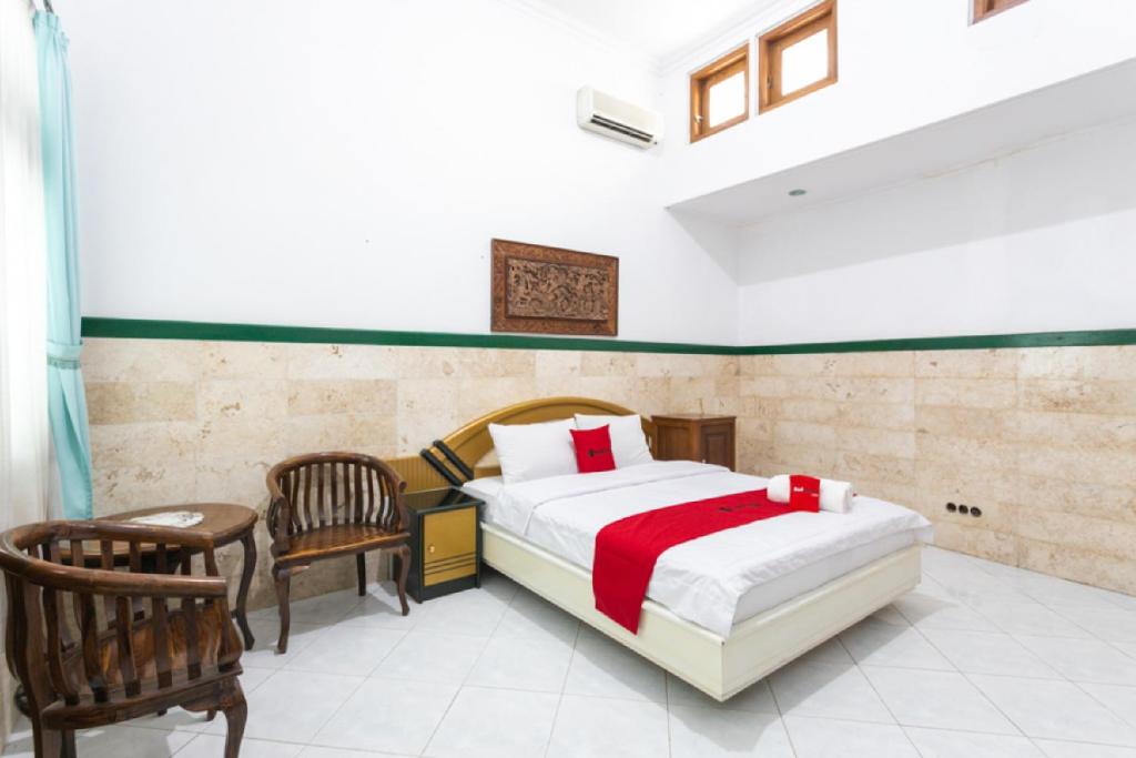 RedDoorz Syariah near Alun Alun Magelang Bayeman - Chambre Double