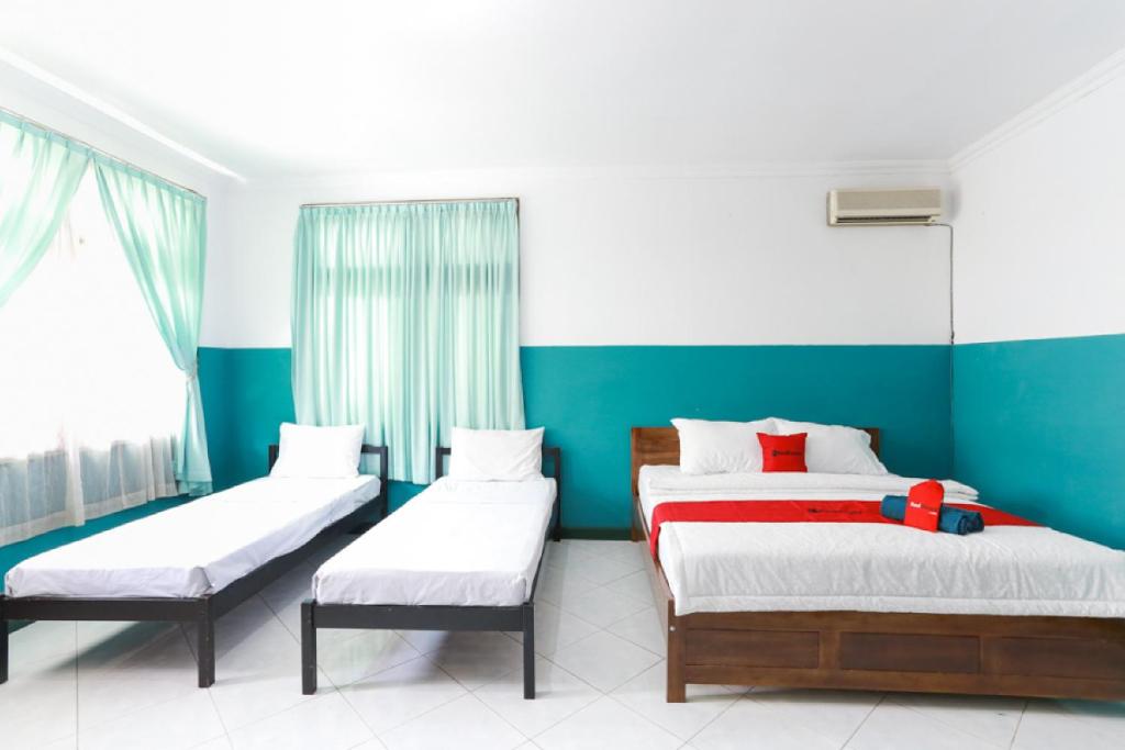 RedDoorz Syariah near Alun Alun Magelang Bayeman - Salle Familiale