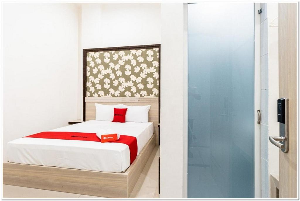 Letto o letti in una camera di RedDoorz Plus @ Centrium Katamso Medan