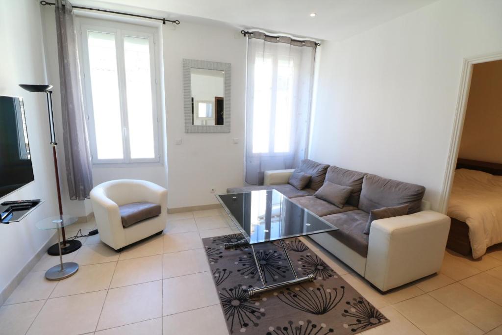 un salon avec un canapé et une table dans l'établissement Carré d'Or 1 bedroom 2 mins from Croisette 5 from Palais 243, à Cannes