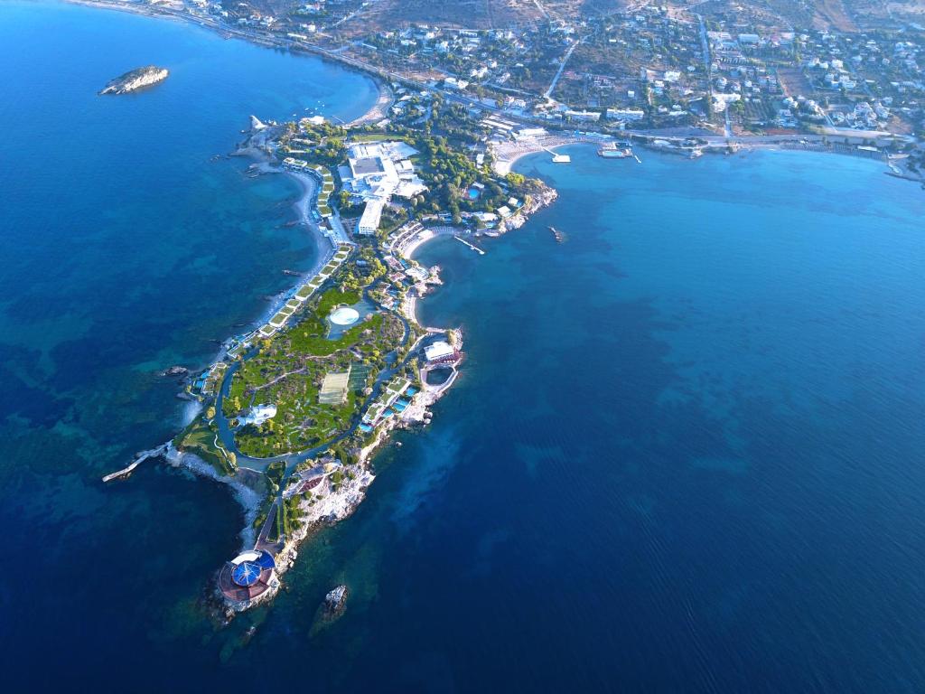 una vista aérea de una isla en el agua en Grand Resort Lagonissi, en Lagonisi