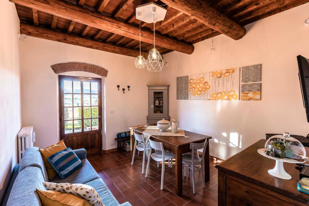 uma sala de estar com um sofá azul e uma mesa em Le Stanze del Ciondolo em Montepulciano