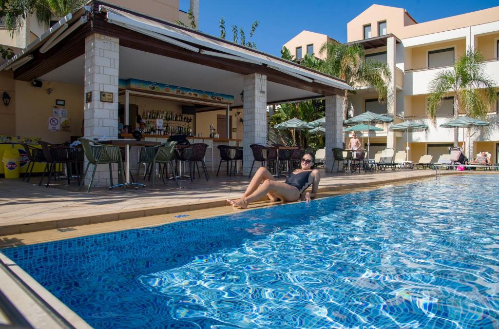 Bazén v ubytování Creta Palm Resort Hotel & Apartments nebo v jeho okolí