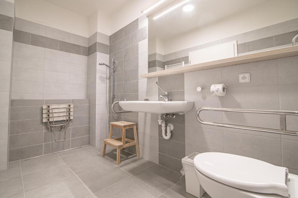 Koupelna v ubytování Garni hotel Roušarka