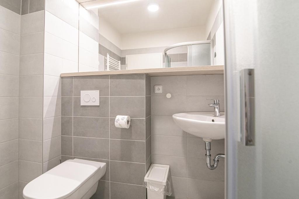 Koupelna v ubytování Garni hotel Roušarka