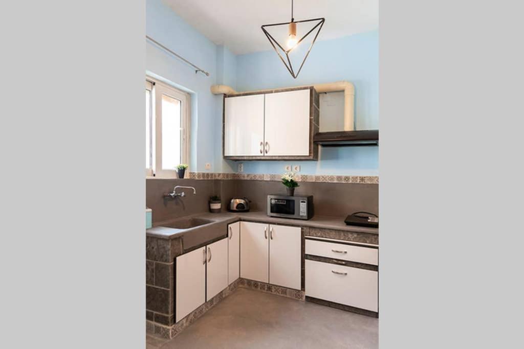 Kuchyňa alebo kuchynka v ubytovaní Vasilis Thissio Petralona 3d floor 55sqm