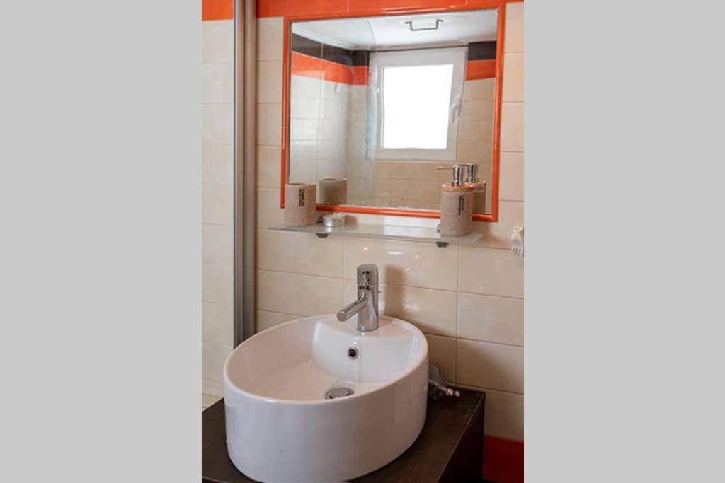 Kúpeľňa v ubytovaní Vasilis Thissio Petralona 3d floor 55sqm