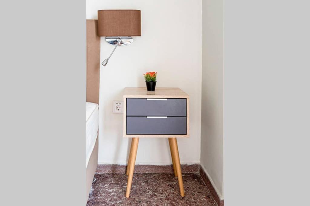Kuchyňa alebo kuchynka v ubytovaní Vasilis Thissio Petralona 3d floor 55sqm
