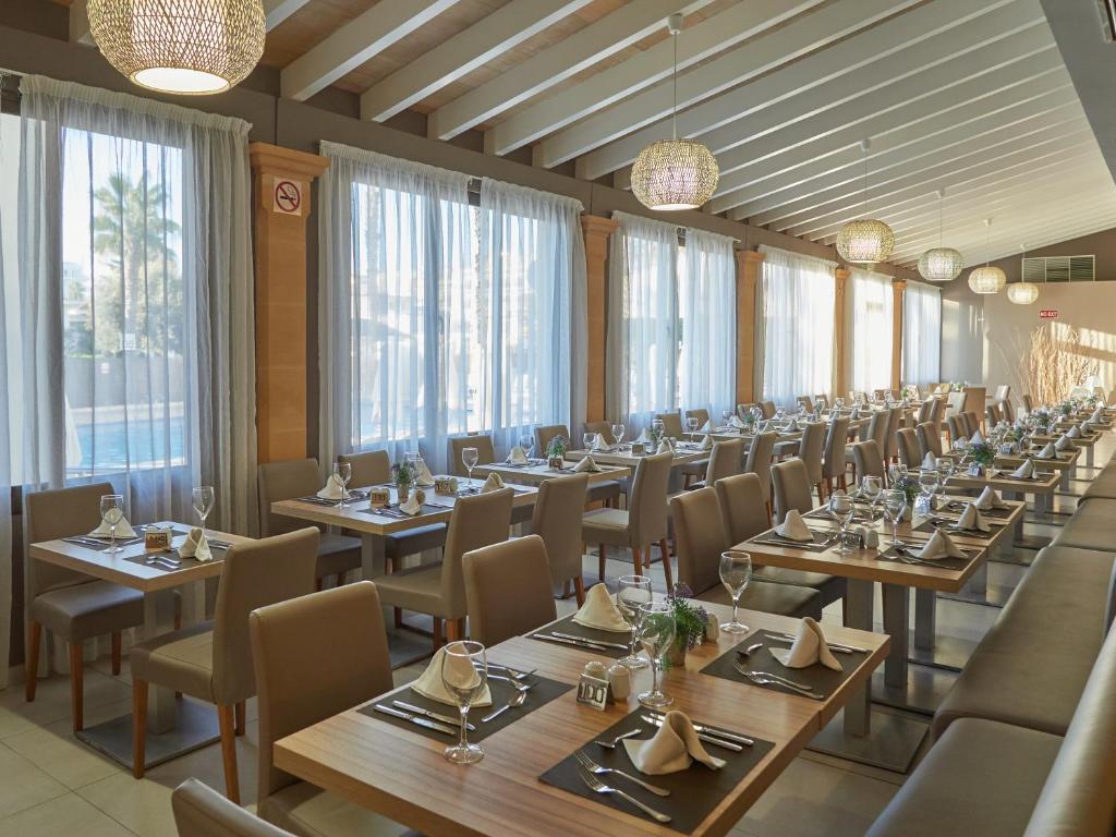 Reštaurácia alebo iné gastronomické zariadenie v ubytovaní BQ Can Picafort Hotel