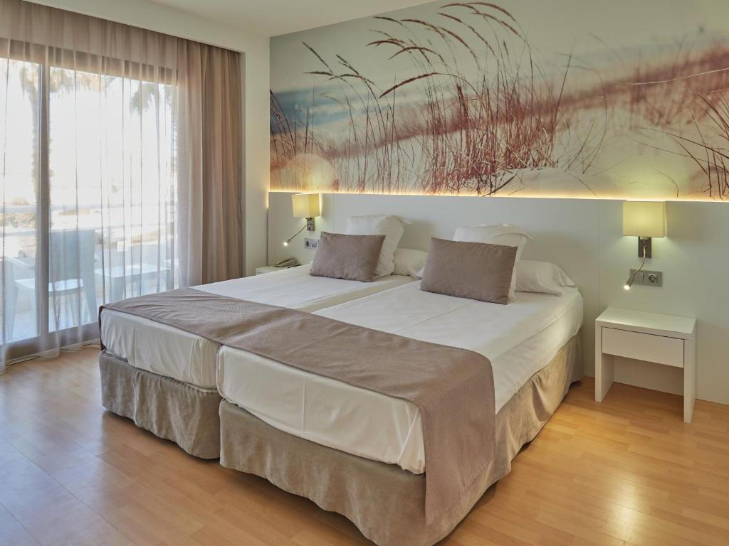 Posteľ alebo postele v izbe v ubytovaní BQ Can Picafort Hotel