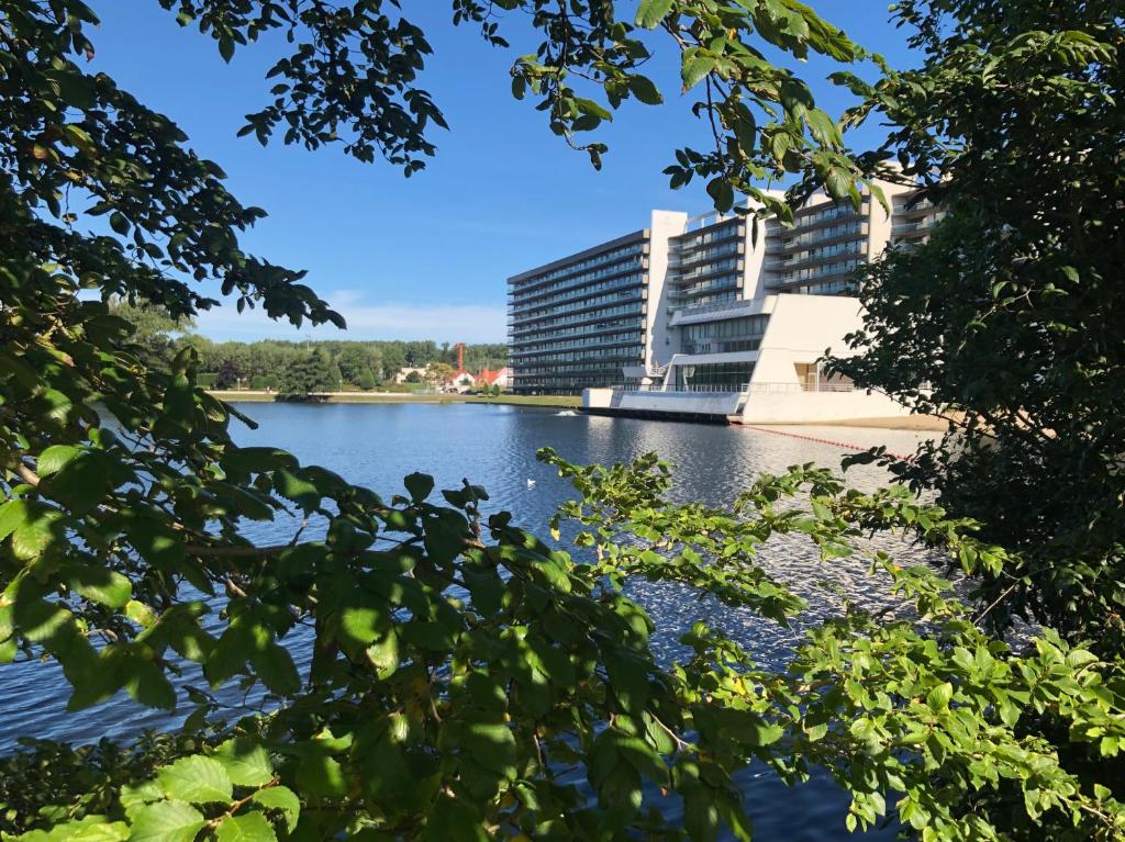 une vue sur une rivière avec des bâtiments en arrière-plan dans l'établissement Apartment Ormille-sur-Mer, à Knokke-Heist