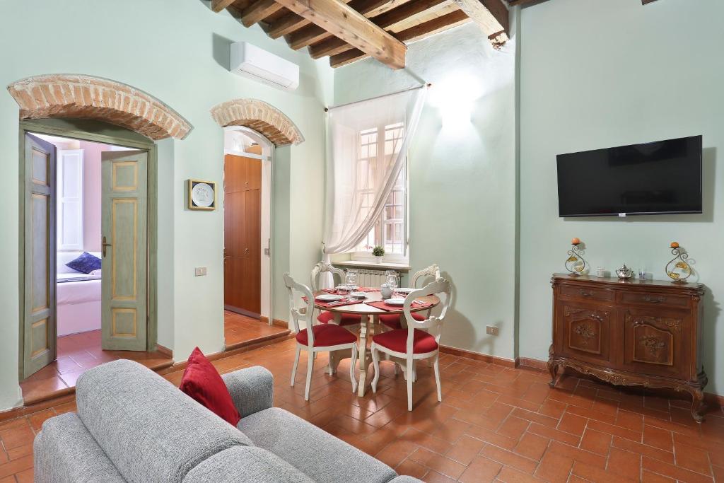 ein Wohnzimmer mit einem Sofa und einem Tisch in der Unterkunft Across The River in Florenz