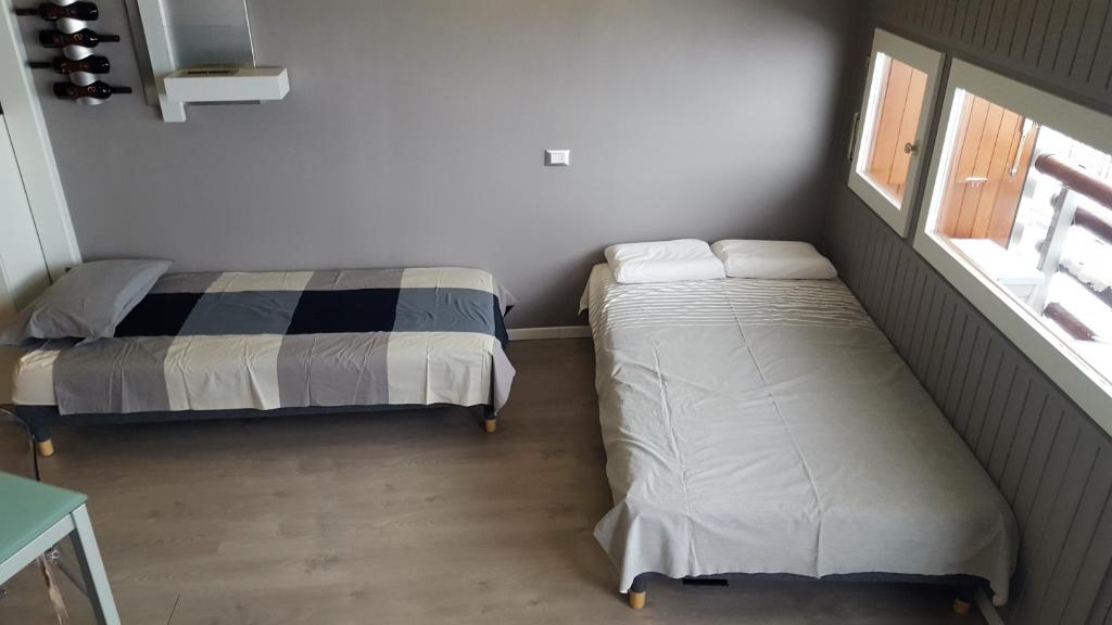 A bed or beds in a room at La Coquille