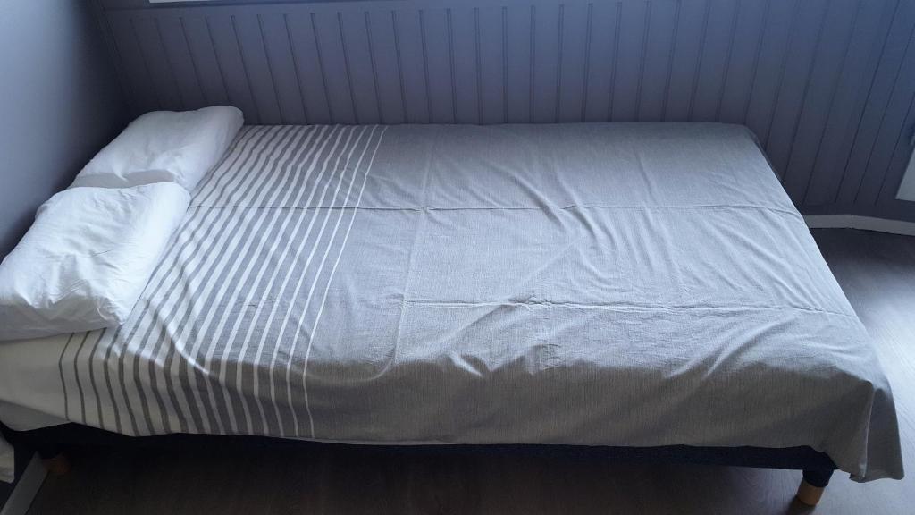 A bed or beds in a room at La Coquille