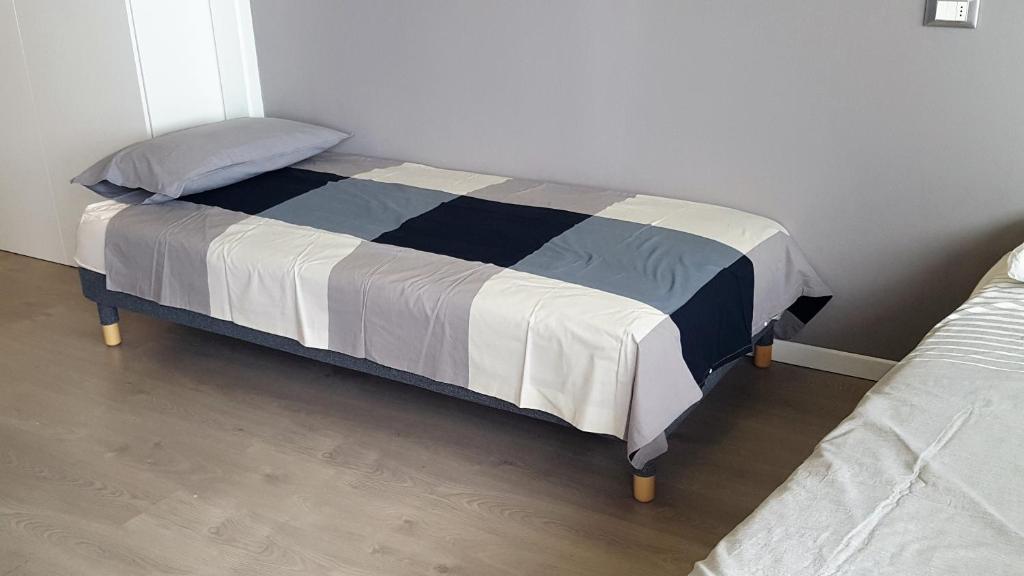 A bed or beds in a room at La Coquille