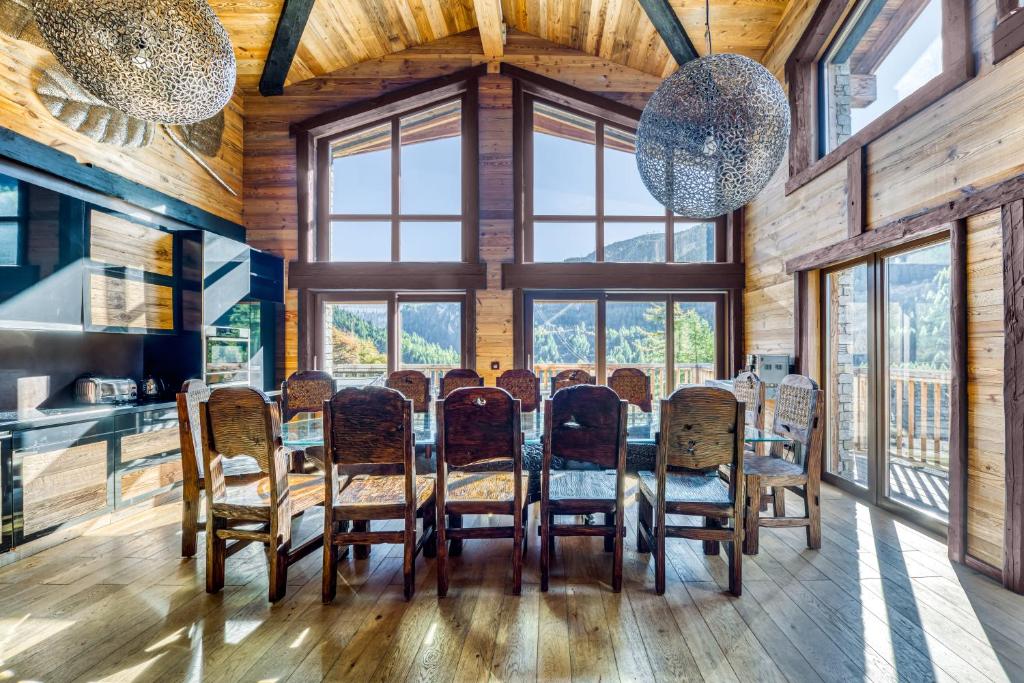 - une salle à manger avec une table et des chaises dans l'établissement Chalet Carte Blanche Ubud, à Tignes