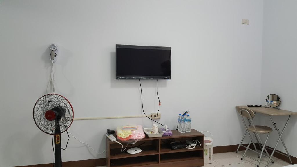 TV a/nebo společenská místnost v ubytování 枋寮小象民宿